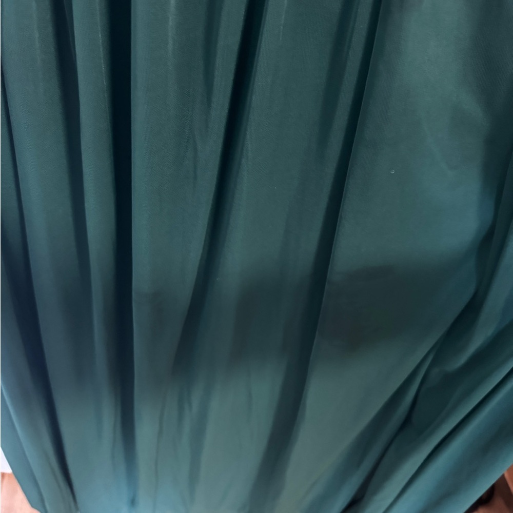 Elegant Green Evening Gown - Picture 2 of 2